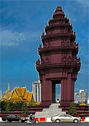 Phnom Penh, Independence Monument by Asienreisender